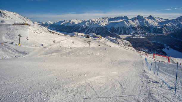 hiver à st. moritz ski - champ de bosses photos et images de collection