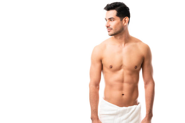 hombre hispano sin camisa en toalla - shirtless fotografías e imágenes de stock