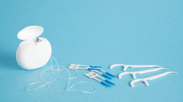 홈 치과 치료 키트. 파란색 배경에 치과 치료를위한 다른 도구. 치실은 치실 간 치실 브러시를 선택합니다. 위쪽 보기 - flos 뉴스 사진 이미지