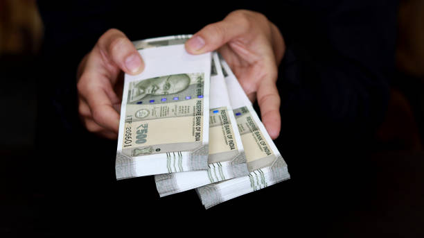 istock Businesswoman holding banknote in hand 1291961032