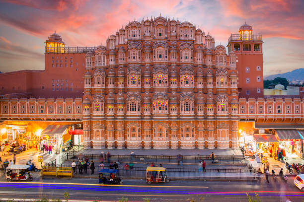 vista deslumbrante do hawa mahal ao pôr do sol com pessoas borradas andando durante o surto de covid-19. jaipur, índia. - rajasthan india fort architecture - fotografias e filmes do acervo