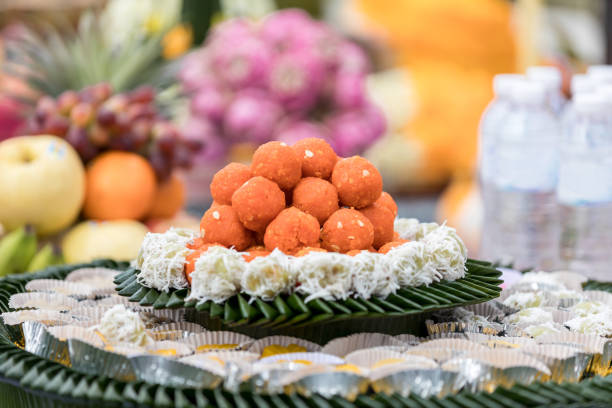 ็ cibo tradizionale a base di farina di riso glutinoso ripiena di una miscela di zucchero e cocco grattugiato. palline di cocco dolci fatte in casa. - 13451 foto e immagini stock