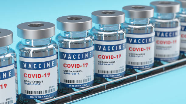 linea di produzione di flaconi vaccino covid-19 corona virus concept. profondità di campo. - drug abuse narcotic medicine protection foto e immagini stock