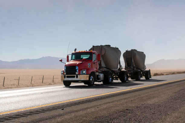 caminhão semi-tanque de petróleo em uma rodovia de três vias - built structure truck trucking fuel storage tank - fotografias e filmes do acervo