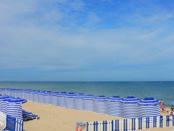 ビーチカバナは、カブール、フランスのビーチに並んで  います - カブール ストックフォトと画像