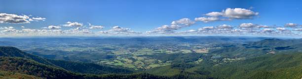 panoramiczny widok na park narodowy shenandoah w wirginii, stany zjednoczone - shenandoah river valley zdjęcia i obrazy z banku zdjęć