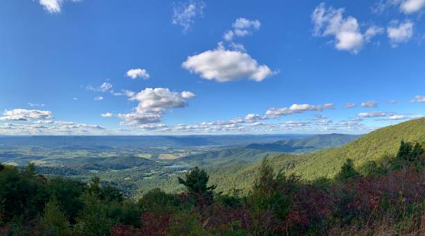 panoramiczny widok na park narodowy shenandoah w wirginii, stany zjednoczone - shenandoah river valley zdjęcia i obrazy z banku zdjęć