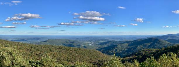 panoramiczny widok na park narodowy shenandoah w wirginii, stany zjednoczone - shenandoah river valley zdjęcia i obrazy z banku zdjęć