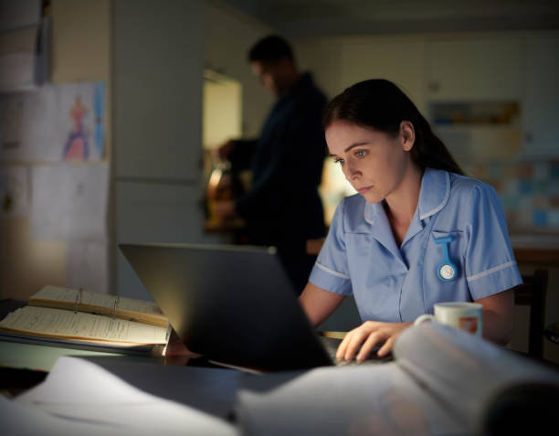 estudante de medicina estudando após o trabalho - medical student healthcare and medicine book education - fotografias e filmes do acervo