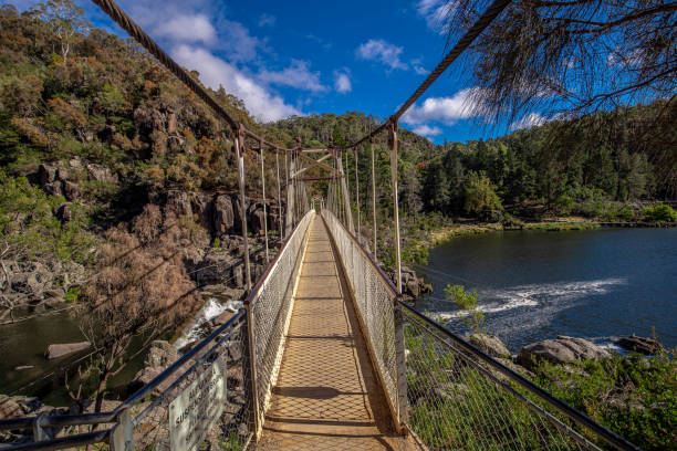 fußbrücke über kataraktschlucht - launceston - esk river stock-fotos und bilder