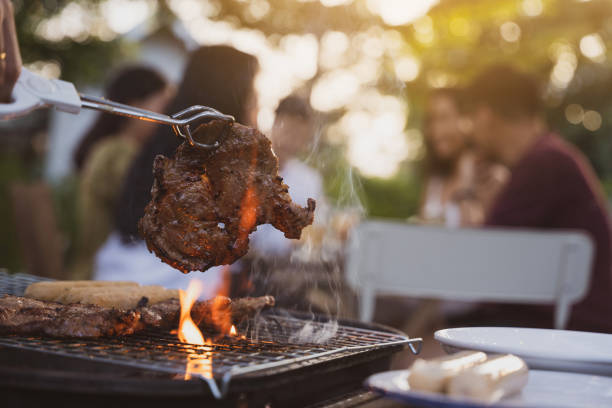 아시아 인 파티 마시는 맥주와 바베큐 그릴 - food and drink steak meat food 뉴스 사진 이미지