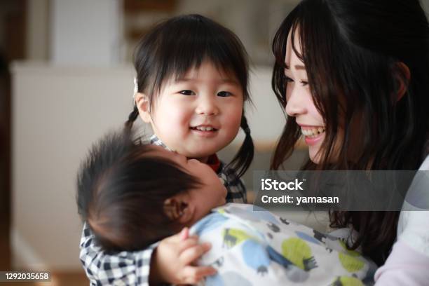 아기를 위로하는 부모와 자녀 3 명에 대한 스톡 사진 및 기타 이미지 - 3 명, 가정의 방, 가족 - iStock