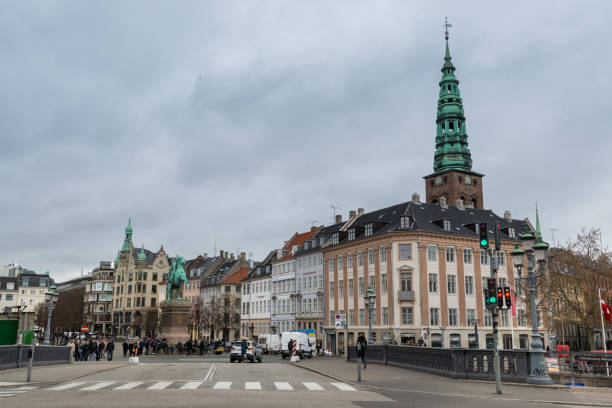 vue treet de la vieille ville de copenhague, et le clocher de l’église saint nikolas, est maintenant nikolaj copenhague contemporary art center - treet photos et images de collection