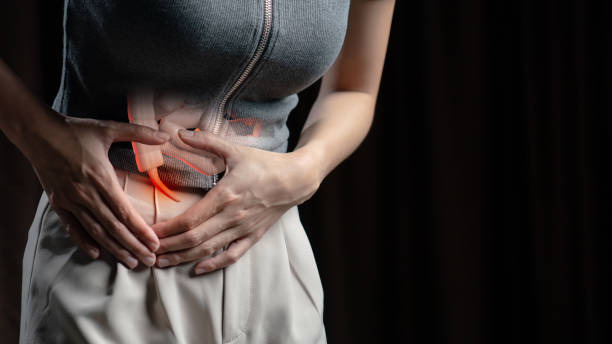 femme abdominale de douleur, photo du gros intestin sur le corps de femme, douleur d’appendice. concept de soins de santé. - appendicite photos et images de collection