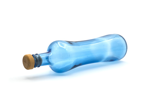 botella de vidrio azul sobre fondo blanco photo