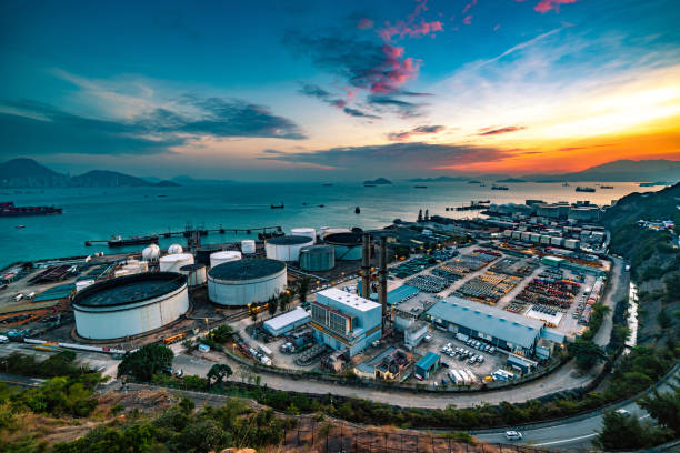 o tanque está à luz da área industrial. com o céu do pôr-do-sol. - edifício de transportes - fotografias e filmes do acervo