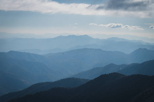 blaue bergschichten im himalaya - topographic map fotos stock-fotos und bilder