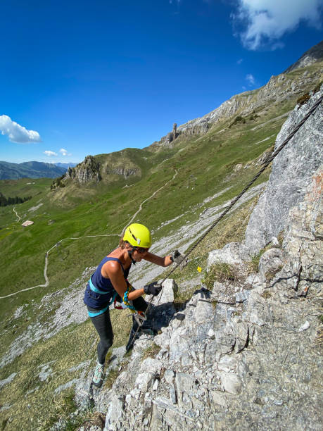 ładna kobieta wspinacz na stromej via ferrata w alpach szwajcarskich - mountain landscape rock european alps zdjęcia i obrazy z banku zdjęć