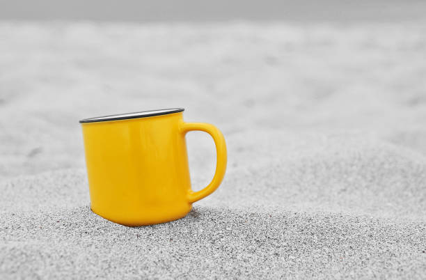 tasse dans la couleur éclairante à la mode sur le sable - at the beach photos et images de collection