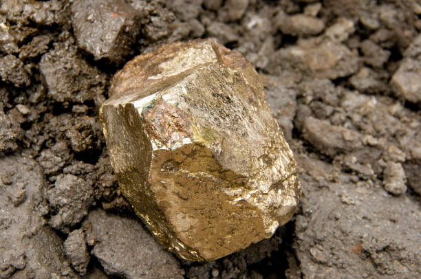 cristal de sulfeto de chalcopyrite - sulfide - fotografias e filmes do acervo