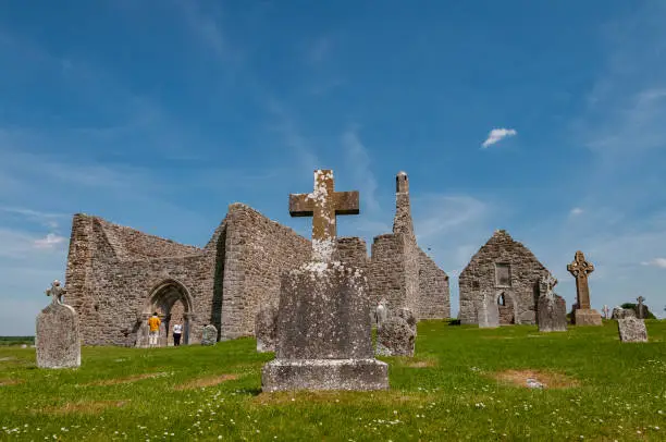 Clonmacnoise Monastery is located in Offaly, Ireland, on the banks of the Shannon south of Athlone. Reachable both by land by any means, and also by river with organized cruises, it is one of the main archaeological sites and tourist spots in Ireland.