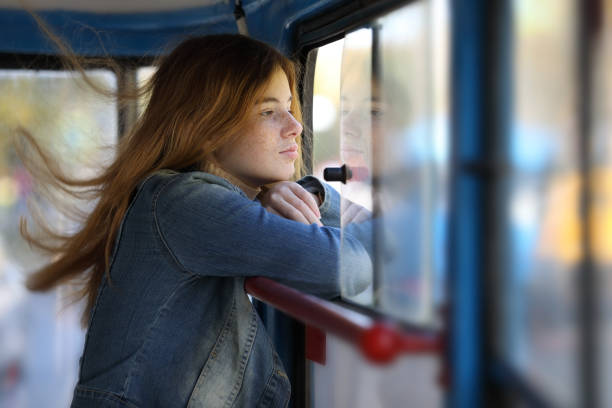 młoda urocza piegowata dziewczyna ciesząca się podróżą w tramwaju miejskim w letni dzień - air bus zdjęcia i obrazy z banku zdjęć