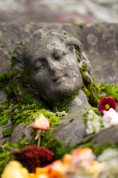 istock Beautiful old tombstone 1292105288
