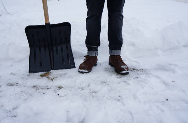istock snow shovel cleaning symbol 1292105308