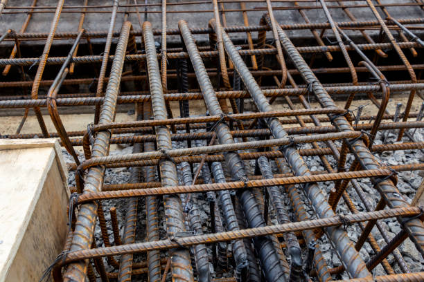 Steel reinforcing tie wire work at construction site of embankment for canal path and protecting riverbank collapse structures. rebar bars reinforcement for reinforced concrete. trabajos de alambre de amarre de refuerzo de acero en el sitio de construcción del terraplén para la trayectoria del canal y la protección de las estructuras de colapso de la orilla del río. refuerzo de barras de armadura para hormigón armado.
