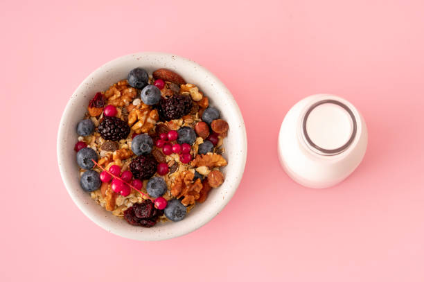 zdrowe śniadanie z musli i jagodami - bowl cereal cereal plant granola zdjęcia i obrazy z banku zdjęć