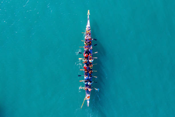 dragon boat zespół wiosłowania do tempa na pokładzie drummer. - rowboat sports team team sport teamwork zdjęcia i obrazy z banku zdjęć