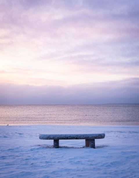 iconic flat memorial granite stone bench in snow - beach bench cape cod sunset imagens e fotografias de stock