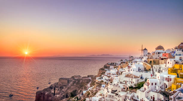 traditionelles griechisches dorf oia bei sonnenuntergang - santorini greece oia sunset stock-fotos und bilder