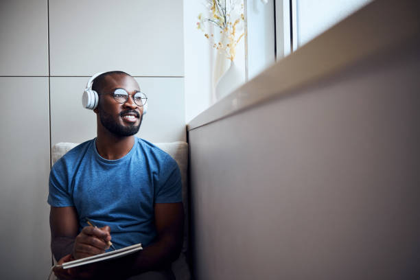 zainspirowany pisarz patrzy w oknie - window sill audio zdjęcia i obrazy z banku zdjęć