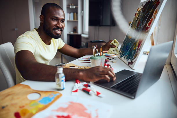 painter sta toccando un touchpad per laptop - uomo dipinge foto e immagini stock