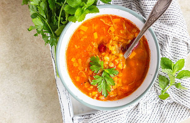 domowa gęsta zupa z soczewicy i czerwonej fasoli z warzywami udekorować ziołami. fit i zdrowe, wegetariańskie i wegańskie posiłek. widok z góry. - lentil dinner holiday mediterranean cuisine zdjęcia i obrazy z banku zdjęć