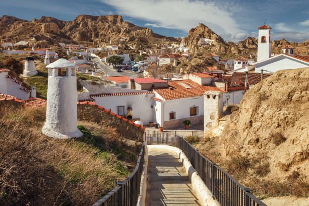 과딕스 동굴 주택은 역사적 문화적 이유와 지형, 스페인의 특성에 의해 동기를 부여, 그라나다 지방의 북쪽에 깊이 뿌리 생활의 방법이었다 - andalusia architecture travel destinations blue 뉴스 사진 이미지