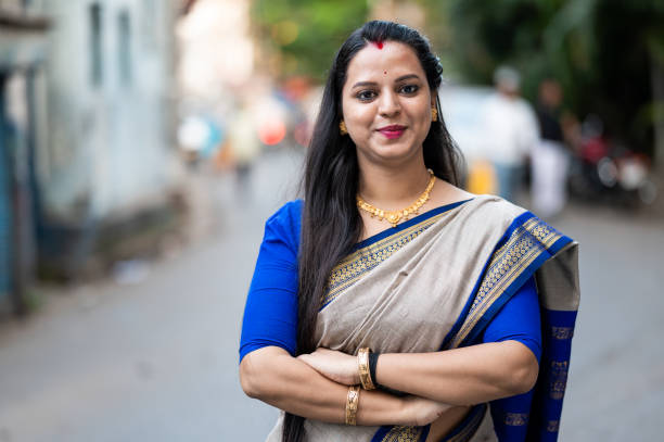 outdoor waist up portrait of a beautiful woman with crossed arms. - sari imagens e fotografias de stock