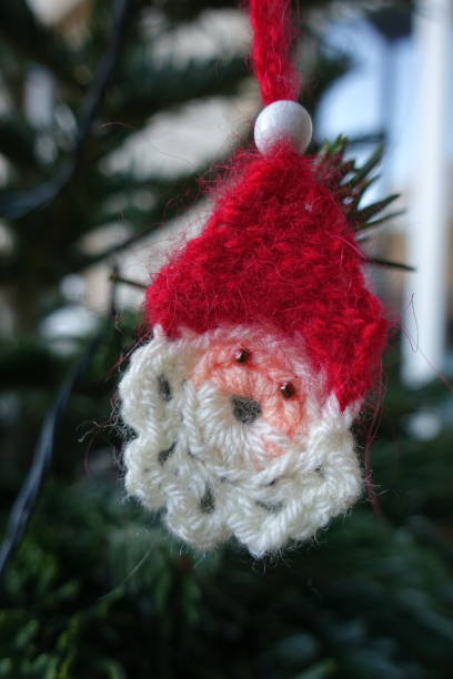 istock Santa Claus Christmas tree 1292138916