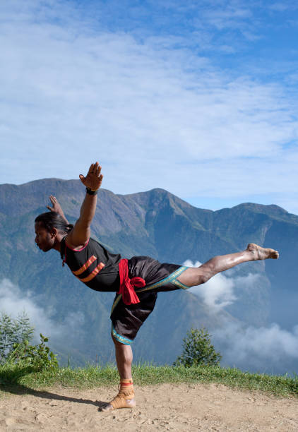 combatiente indio kalaripayattu haciendo exercices de yoga durante una demostración de arte marcial en kerala, sur de la india - exercices fotografías e imágenes de stock