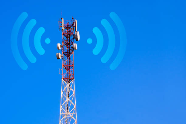 estación base celular con antenas transmisoras en una torre de telecomunicaciones contra un cielo azul. torre de telecomunicaciones con transmisores 4g y 5g. - gsm tower fotografías e imágenes de stock