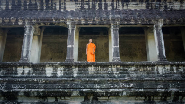 カンボジア、アンコールワット遺跡の石柱のそばに立つ僧侶 - cambodia monk buddhism angkor wat ストックフォトと画像
