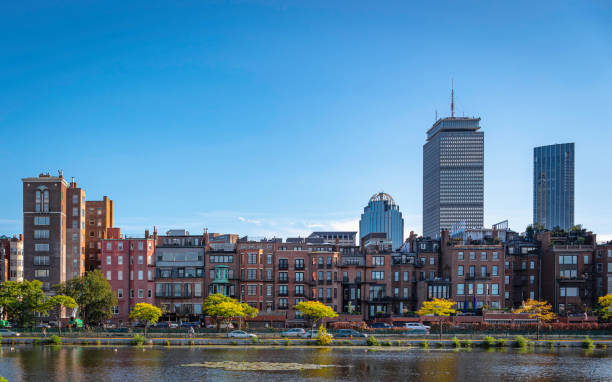 tranquil back bay area em boston sobre storrow lagoon of charles river - boston skyline day back bay - fotografias e filmes do acervo