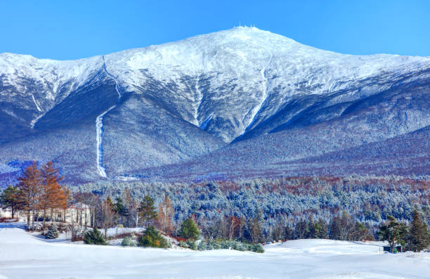 Mount Washington Mt Washington is the highest peak in the Northeastern United States at 6,288.2 ft (1,916.6 m) and the most topographically prominent mountain east of the Mississippi River. white mountains new hampshire stock pictures, royalty-free photos & images