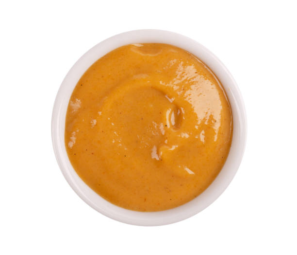 горчичный соус в миске, изолированный на белом фоне. салат из медовой горчицы. вид сверху. - mustard sauce стоковые фото и изображения