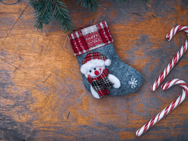 composition de noël avec le sac des branches de santa et de sapin - santas sack photos et images de collection