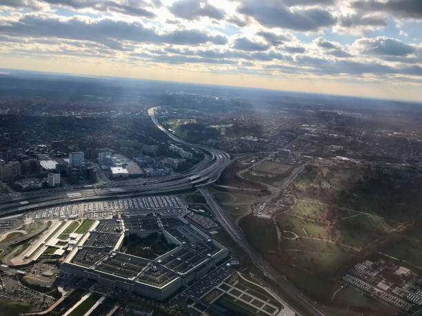 american city aerial / departamento de defesa (pentágono) - urban scene aerial view building feature clear sky - fotografias e filmes do acervo