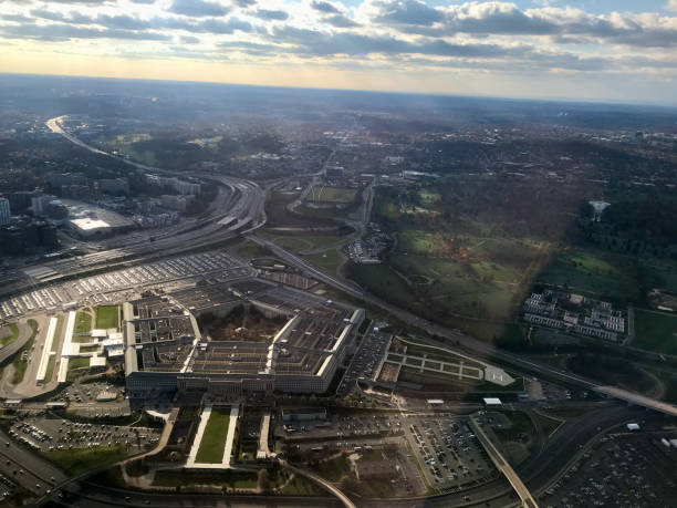 american city aerial / department of defense (pentagon) - washington dc monument sky cloudscape imagens e fotografias de stock