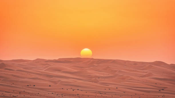 sonnenuntergang über abu dhabi desert dunes rub' al khali panorama vae - liwa desert stock-fotos und bilder