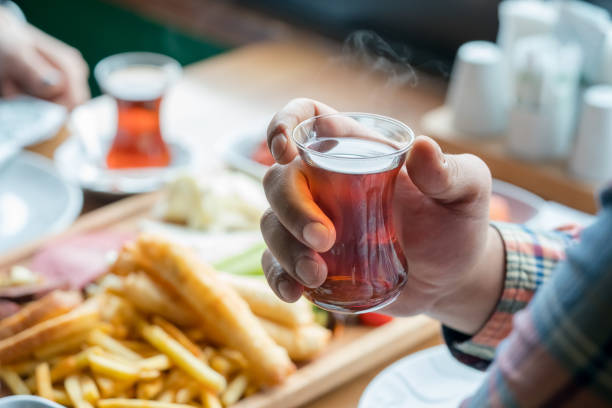 thé turc au petit déjeuner - eskişehir photos et images de collection